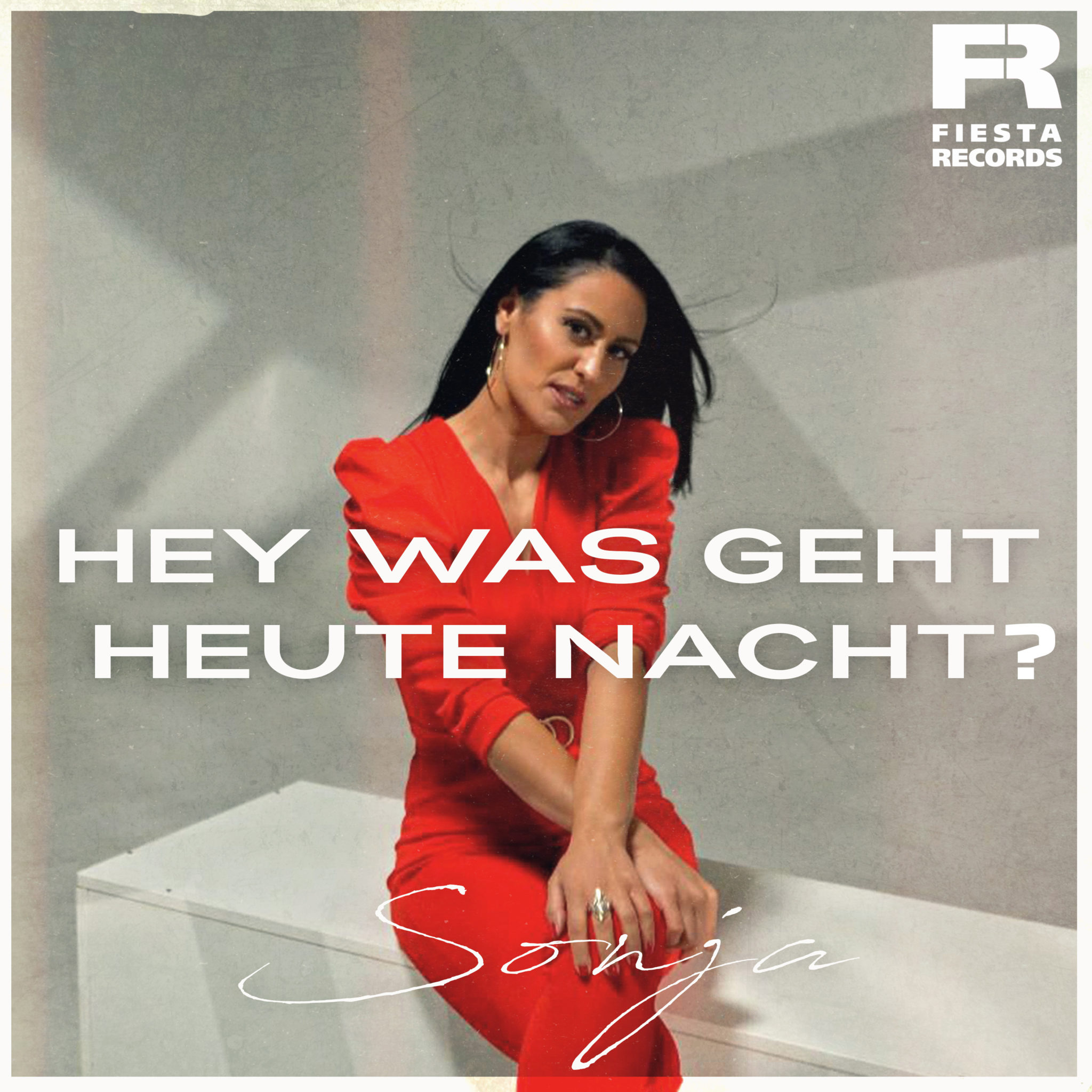 Sonja In Dem Elektro Popschlager “hey Was Geht Heute Nacht” Ergreift Sie Die Initiative Smago 