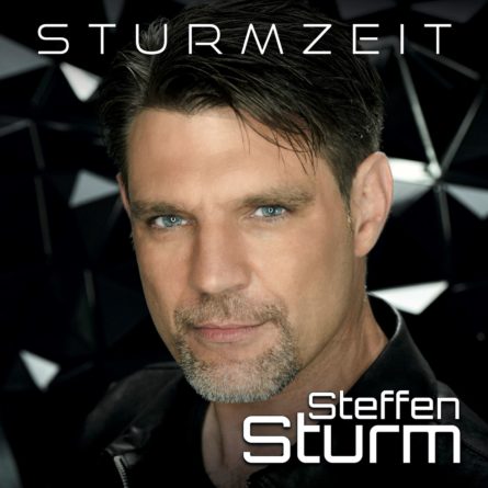 STEFFEN STURM <br>Trommelwirbel für Top-Debüt: sein heiß erwartes Album “Sturmzeit” ist endlich da!