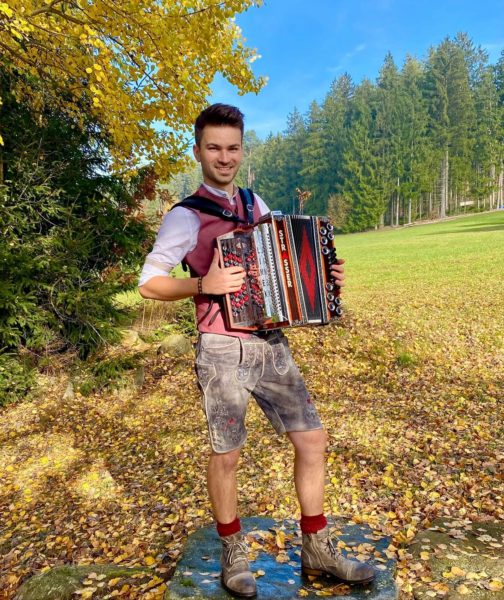ANDREAS HASTREITER <br>Mit der Polka „Da Samstag is zum Tanzen da“ läutet er sein Comeback ein!