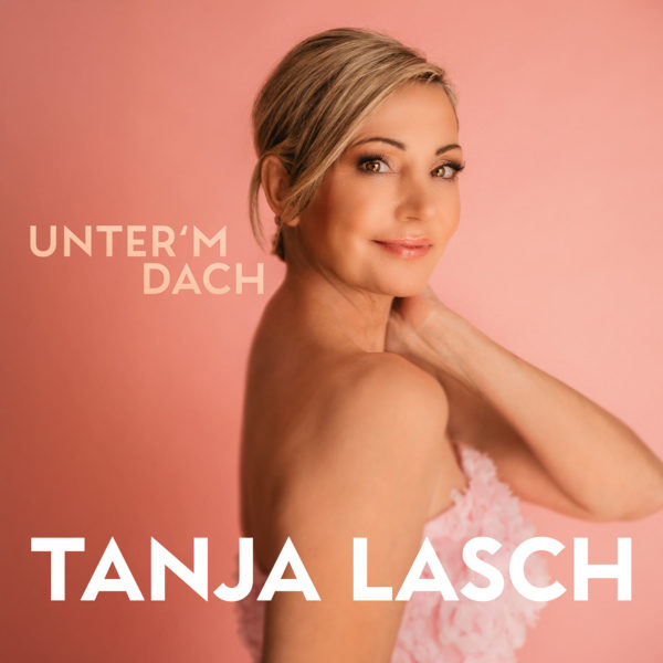 TANJA LASCH <br>Tanja Lasch verrät uns, was bei ihr „Unter’m Dach“ (passiert) ist!