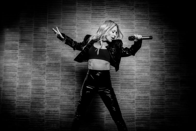 MICHELLE <br>Michelle dominiert mit „Richtig oder falsch“ weiter die Airplay-Charts!