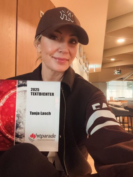 TANJA LASCH <br>„Textdichter-Award“ beim „Branchentreff“ der „dj-hitparade“ erhalten!