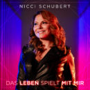 NICCI SCHUBERT <br>Zwischen Neonregen und Verführung: „Das Leben spielt mit mir“!