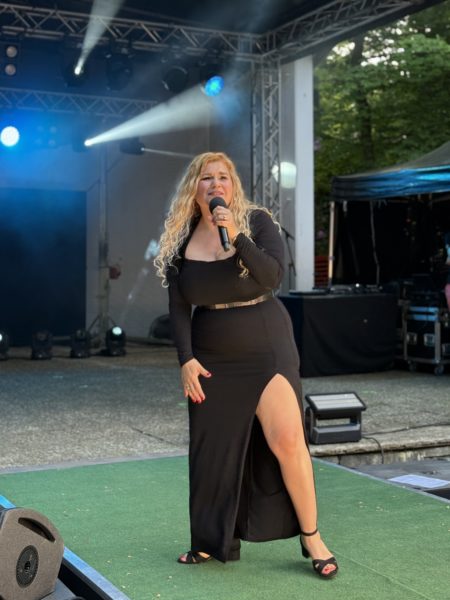 ROSA WEISS <br>Emotionaler Debütauftritt beim „Pfingstfest“ in Albersdorf vor mehr als 4.000 Zuschauern! ROSA WEISS <br>Emotionaler Debütauftritt beim „Pfingstfest“ in Albersdorf vor mehr als 4.000 Zuschauern!