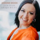 SIMONE MOOS <br>Gefühlvoll und voller Wärme: ihr neuer Song „Unsre Herzen schlagen wie eins“!