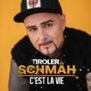 TIROLER SCHMÄH <br>Der Titel „C’est la vie“ (VÖ: 08.05.2026) kündigt seine Debüt-CD „Unter meiner Haut“ an!