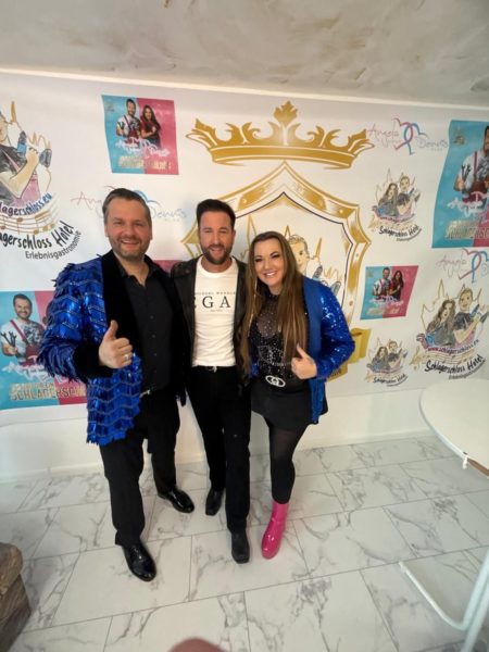 ANGELA HENN & DENNIS KLAK <br>Angela Henn & Dennis Klak ziehen ausgesprochen positive Bilanz des Michael Wendler Konzerts auf ihrem „Schlagerschloss Hotel“ Gelände! ANGELA HENN & DENNIS KLAK <br>Angela Henn & Dennis Klak ziehen ausgesprochen positive Bilanz des Michael Wendler Konzerts auf ihrem „Schlagerschloss Hotel“ Gelände!