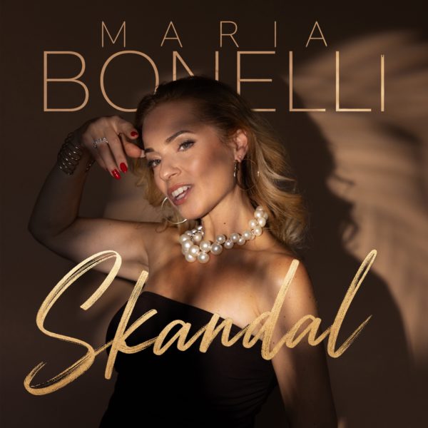 MARIA BONELLI <br>Ein neuer Song ist geboren – direkt im Doppelpack: „Scandalo“ // „Skandal“!