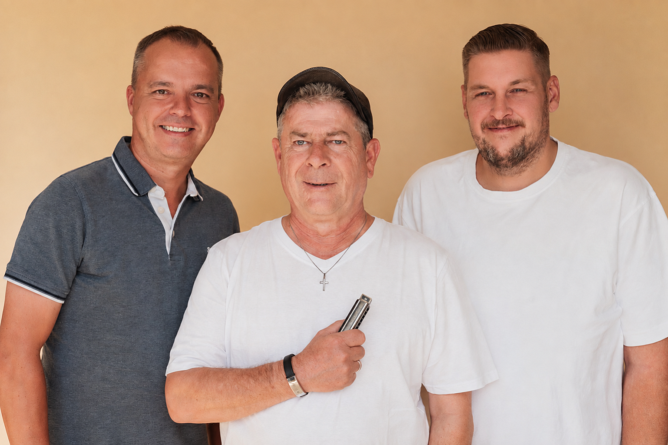 MICHAEL HIRTE <br>Michael Hirte unterschreibt bei VIA Music Germany!