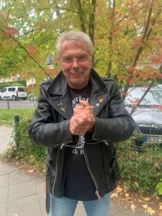 REINHARD MEY <br>Reinhard Mey  erobert mit „Schatzhauser“  Platz 1 der Offiziellen Deutschen Album Charts!
